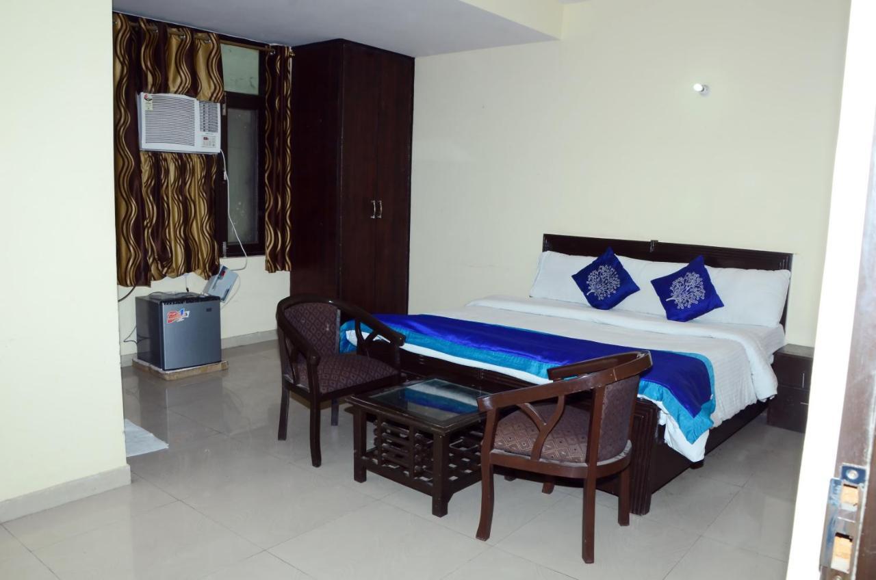 Hotel Rampal Palace Нью-Дели Экстерьер фото