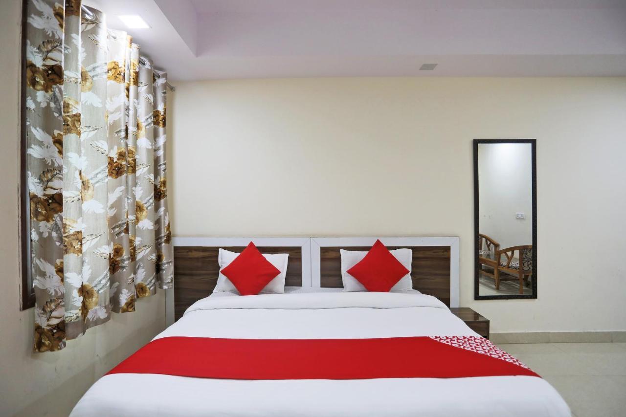 Hotel Rampal Palace Нью-Дели Экстерьер фото