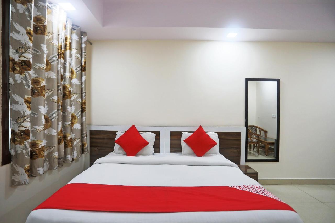 Hotel Rampal Palace Нью-Дели Экстерьер фото