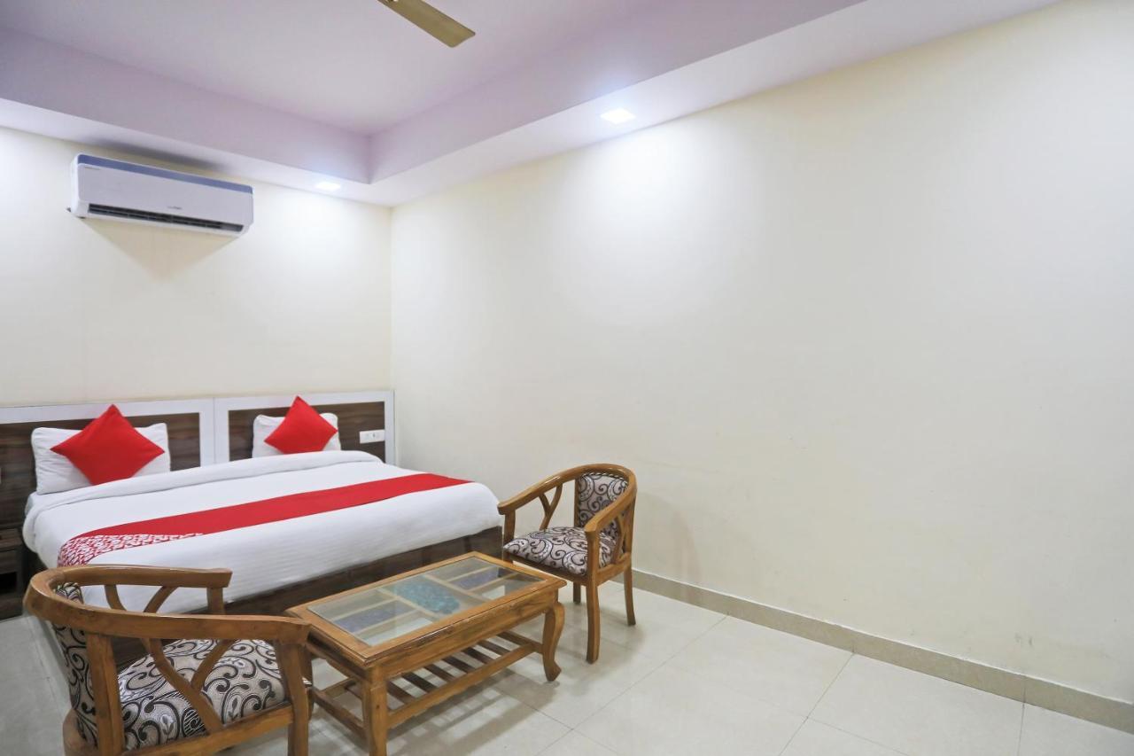 Hotel Rampal Palace Нью-Дели Экстерьер фото